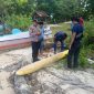 Polsek Kangayan saat melihat langsung barang yang diduga torpedo 