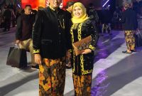 Suyani, S.Pi, Ketua TP PKK Pragaan bersama suami di momen hari Kartini