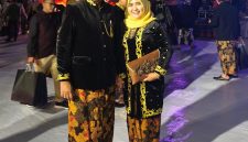 Suyani, S.Pi, Ketua TP PKK Pragaan bersama suami di momen hari Kartini