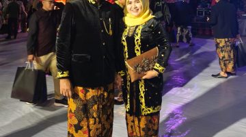 Suyani, S.Pi, Ketua TP PKK Pragaan bersama suami di momen hari Kartini