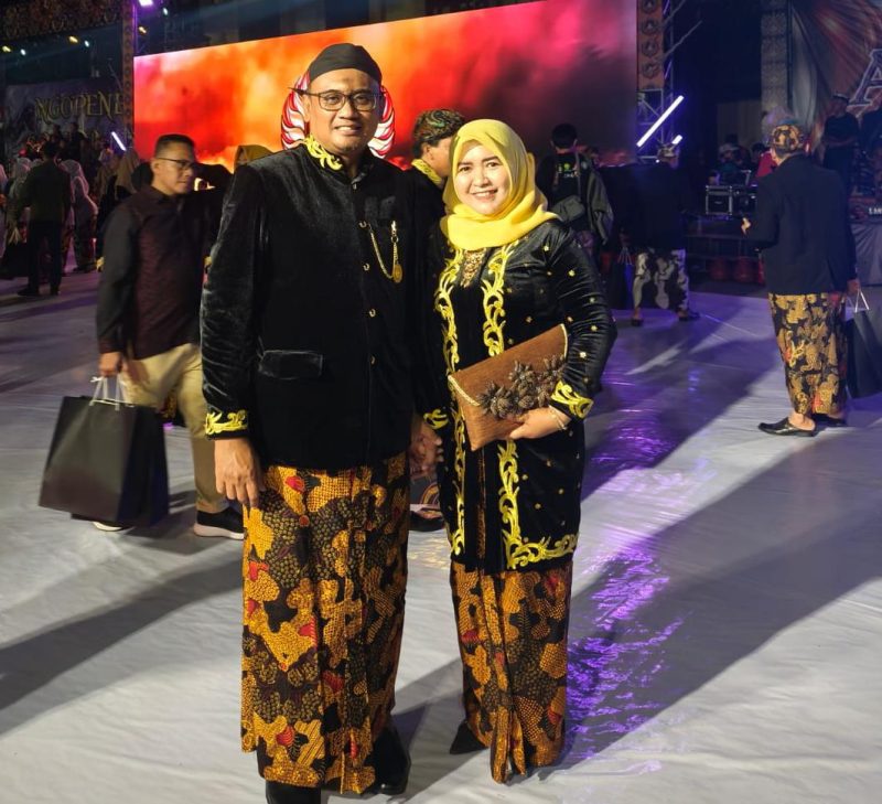 Suyani, S.Pi, Ketua TP PKK Pragaan bersama suami di momen hari Kartini