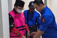Imrah, Kades Pragaan Daya saat akan diborgol tim Kejari Sumenep 