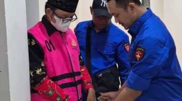 Imrah, Kades Pragaan Daya saat akan diborgol tim Kejari Sumenep 