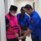 Imrah, Kades Pragaan Daya saat akan diborgol tim Kejari Sumenep 