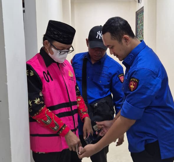 Imrah, Kades Pragaan Daya saat akan diborgol tim Kejari Sumenep 