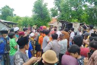 Kerumunan warga saat melakukan evakuasi korban