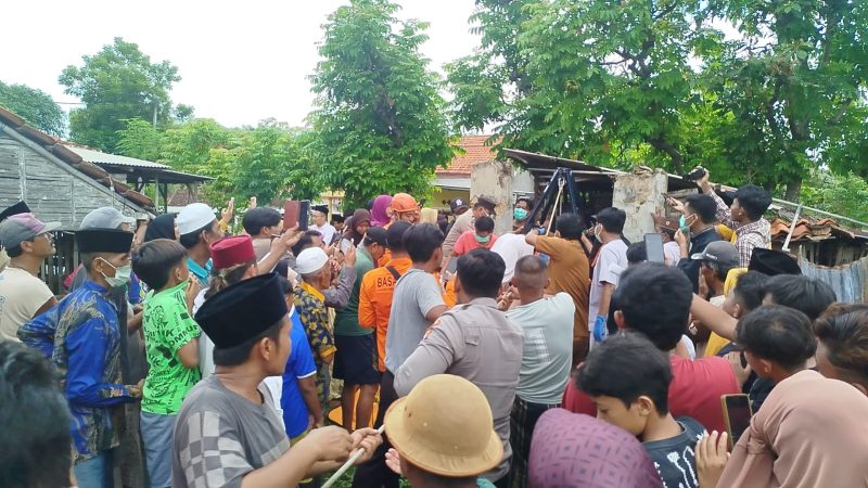 Kerumunan warga saat melakukan evakuasi korban 