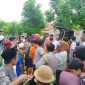 Kerumunan warga saat melakukan evakuasi korban 