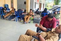 Proses donor darah Camat Pragaan bersama stafnya dan warga Desa Sentol