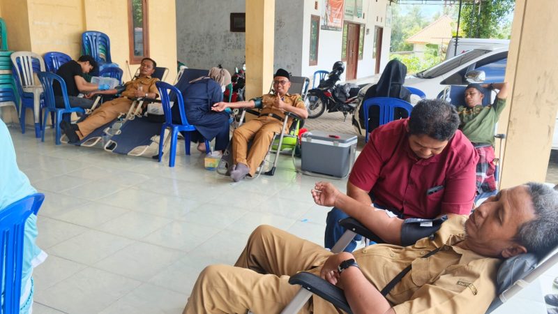 Proses donor darah Camat Pragaan bersama stafnya dan warga Desa Sentol