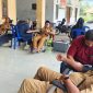 Proses donor darah Camat Pragaan bersama stafnya dan warga Desa Sentol