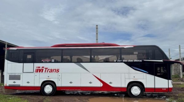 Bus M Trans di Terminal Arya Wiraraja Sumenep 