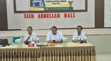 Dari kiri, Kacbdindik Provinsi Jatim Wilayah Sumenep, Rusliy, M.Pd. Kasi Intel Kejari Sumenep, Endro Rizki Erlazuardi, SH.MH dan Kepala SMAN 1 Sumenep, Sirajum Munir