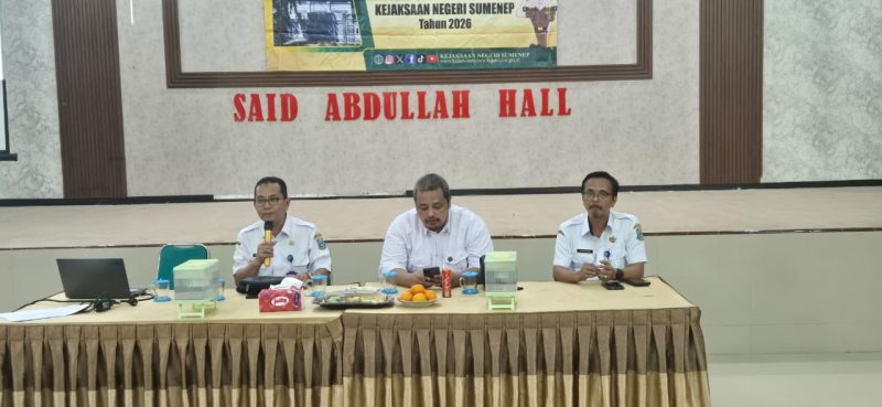 Dari kiri, Kacbdindik Provinsi Jatim Wilayah Sumenep, Rusliy, M.Pd. Kasi Intel Kejari Sumenep, Endro Rizki Erlazuardi, SH.MH dan Kepala SMAN 1 Sumenep, Sirajum Munir