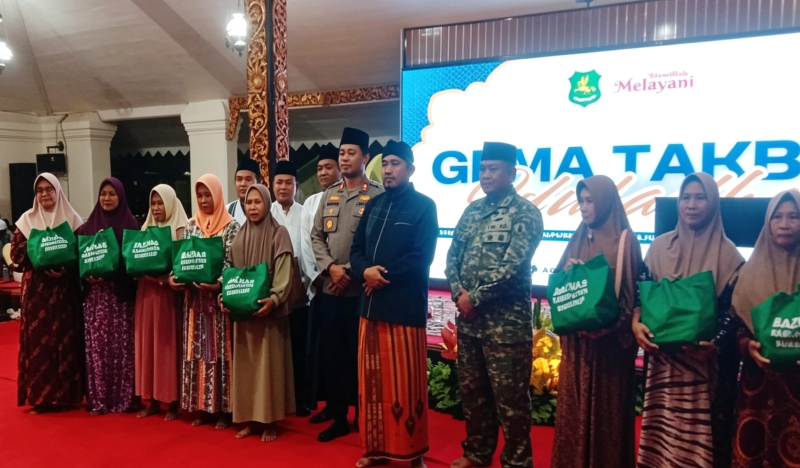 Bupati Sumenep Achmad Fauzi Wongsojudo bersama Forkopimda dan para janda penerima santunan saat gema takbir Iduladha 1447 H di Pendopo Agung Sumenep 