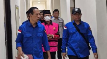 Kades Pragaan Daya, Imrah saat dilakukan penahanan pada bulan april lalu (dok. Setarajatim)