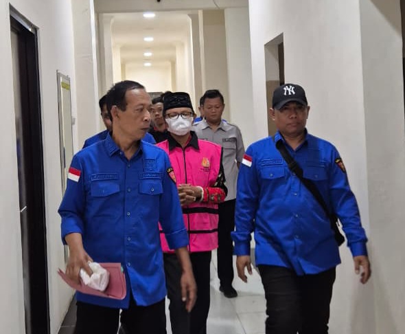 Kades Pragaan Daya, Imrah saat dilakukan penahanan pada bulan april lalu (dok. Setarajatim)