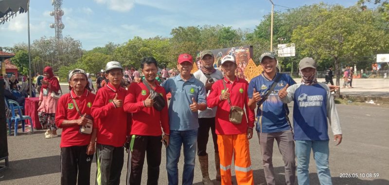 Kepala DLH Sumenep Anwar Syahroni Yusuf bersama staf nya