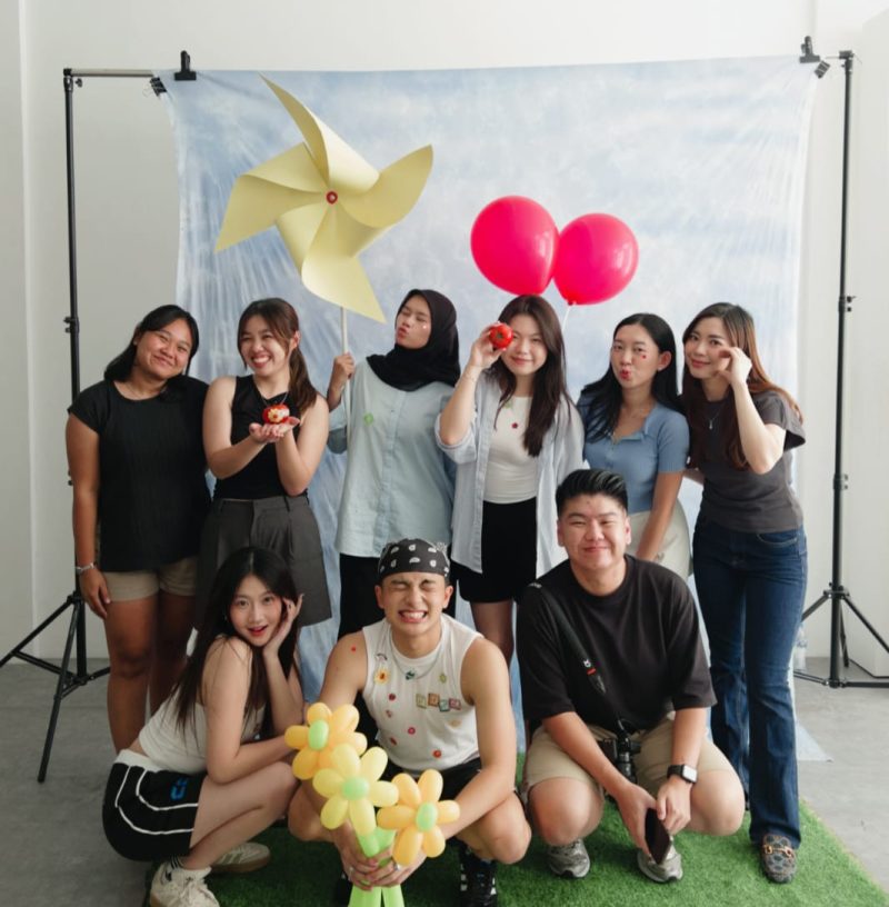 Lewat tugas akhir mereka, Bella, Tiara, dan Nurhalida mendirikan Monometer Creative,
creative agency yang fokus di industri fashion dan beauty, berbadan hukum PT. Harmoni Kreasi Indonesia
