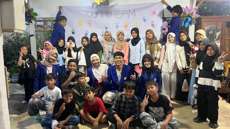 Mahasiswa PPKn UNY saat di rumah baca NgudiKawruh Piyungan