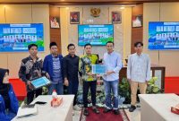 Kepala DLH Sumenep Amwar Syahroni Yusuf saat terima cindera mata dari Ketua PK PMII Uniba
