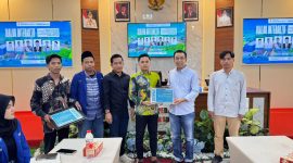 Kepala DLH Sumenep Amwar Syahroni Yusuf saat terima cindera mata dari Ketua PK PMII Uniba