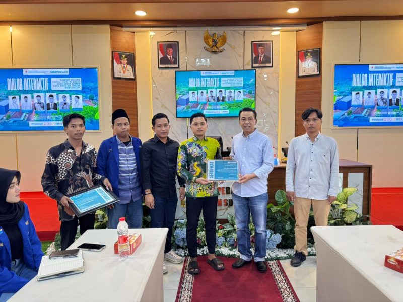 Kepala DLH Sumenep Amwar Syahroni Yusuf saat terima cindera mata dari Ketua PK PMII Uniba