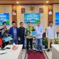 Kepala DLH Sumenep Amwar Syahroni Yusuf saat terima cindera mata dari Ketua PK PMII Uniba