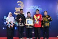 Wakil Bupati Sumenep KH. Imam Hasyim didampingi Kadis Kelautan Agus Sulistyo (kiri) Kadis Kominfo Indra Wahyudi (kanan) dan Protokol Setkab, Halimi (paling kanan)