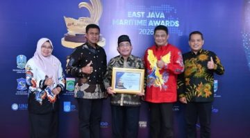 Wakil Bupati Sumenep KH. Imam Hasyim didampingi Kadis Kelautan Agus Sulistyo (kiri) Kadis Kominfo Indra Wahyudi (kanan) dan Protokol Setkab, Halimi (paling kanan)