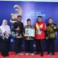 Wakil Bupati Sumenep KH. Imam Hasyim didampingi Kadis Kelautan Agus Sulistyo (kiri) Kadis Kominfo Indra Wahyudi (kanan) dan Protokol Setkab, Halimi (paling kanan)