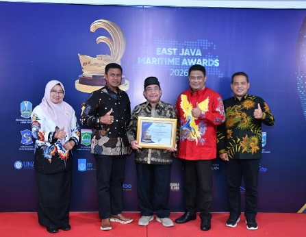 Wakil Bupati Sumenep KH. Imam Hasyim didampingi Kadis Kelautan Agus Sulistyo (kiri) Kadis Kominfo Indra Wahyudi (kanan) dan Protokol Setkab, Halimi (paling kanan)