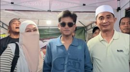 Bos PR DRT Big Family H. Syafwan Wahyudi apit Valen DA7 bersama Istri