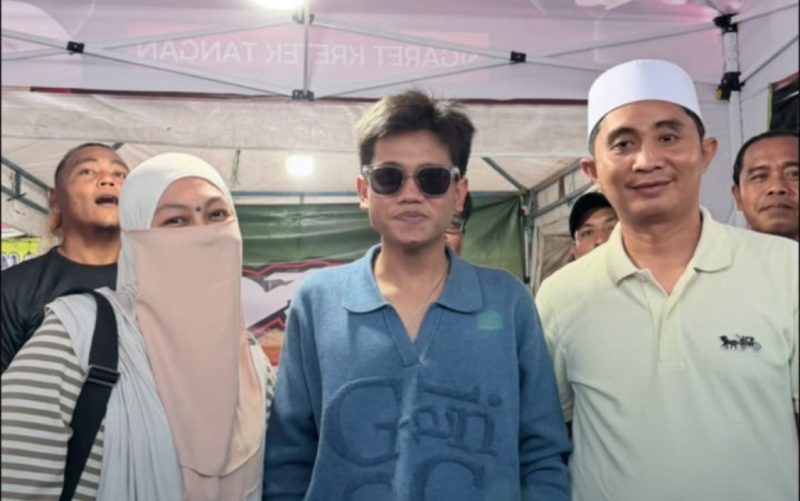 Bos PR DRT Big Family H. Syafwan Wahyudi apit Valen DA7 bersama Istri