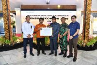 Tiga dari kanan, Bupati Sumenep H. Achmad Fauzi Wongsojudo memegang MoU bersama Kepala BPS Sumenep 