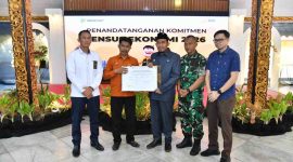 Tiga dari kanan, Bupati Sumenep H. Achmad Fauzi Wongsojudo memegang MoU bersama Kepala BPS Sumenep 