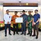 Tiga dari kanan, Bupati Sumenep H. Achmad Fauzi Wongsojudo memegang MoU bersama Kepala BPS Sumenep 