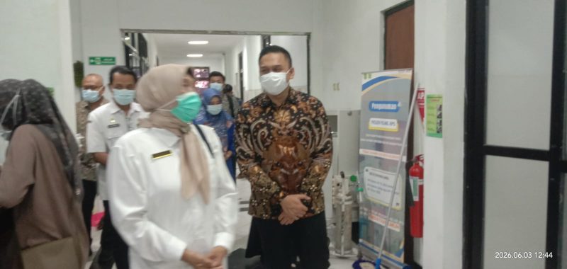 Direktur RSUDMA Sumenep, dr. Erliyati bersama rombongan  BPKN? Ombudsman RI, dan BPJS Kesehatan 