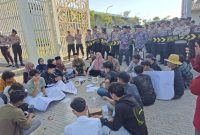 Para Aktivis PPI saat demo di gedung DPRD Sumenep 