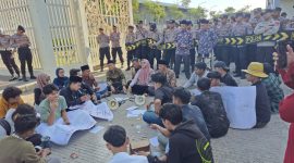 Para Aktivis PPI saat demo di gedung DPRD Sumenep 