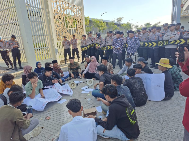 Para Aktivis PPI saat demo di gedung DPRD Sumenep 