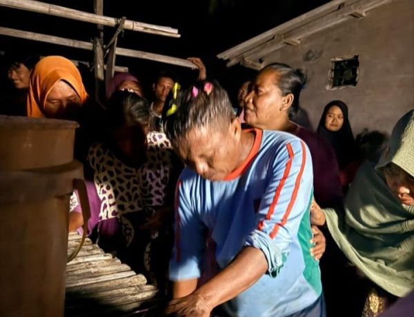 Hermadi saat tiba di daratan Pulau Masalembu 