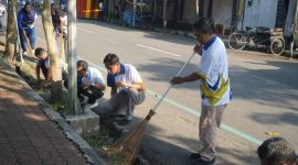 Kegiatan bersih lingkungan Setda Trenggalek 