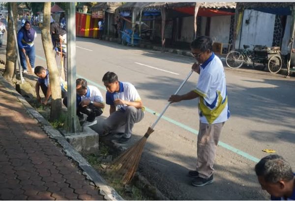 Kegiatan bersih lingkungan Setda Trenggalek 