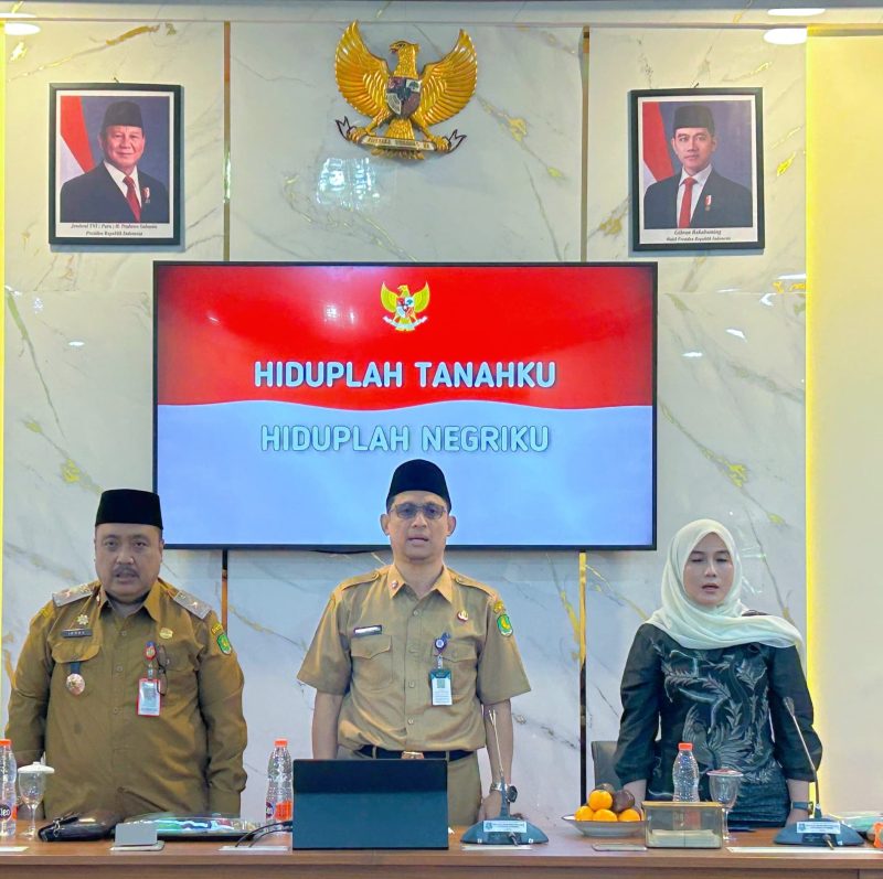 Dari kiri, Plt Kadisperkimhub Sumenep, Drs. Achmad Dzulkarnain, Sekda Agus Dwi Saputra dan Kasi DPRKP Jatim, Sinta Dwi Astari