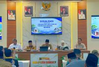 Sekda Sumenep (tengah) saat sosialisasi Kabupaten Program Bantuan Stimulan Perumahan Swadaya (BSPS)