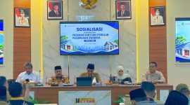 Sekda Sumenep (tengah) saat sosialisasi Kabupaten Program Bantuan Stimulan Perumahan Swadaya (BSPS)