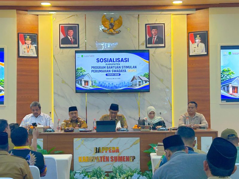 Sekda Sumenep (tengah) saat sosialisasi Kabupaten Program Bantuan Stimulan Perumahan Swadaya (BSPS)