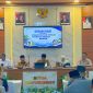 Sekda Sumenep (tengah) saat sosialisasi Kabupaten Program Bantuan Stimulan Perumahan Swadaya (BSPS)
