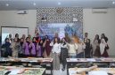 Para peserta pelatihan desain dan pola bersama istri Wakil Bupati Trenggalek dan Komindag